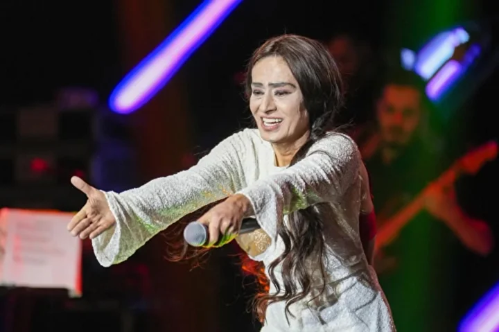 yildiz tilbe aldigi ikram sonrasi kotulesti apar topar sahneyi terk etti 2 QggDtZDf