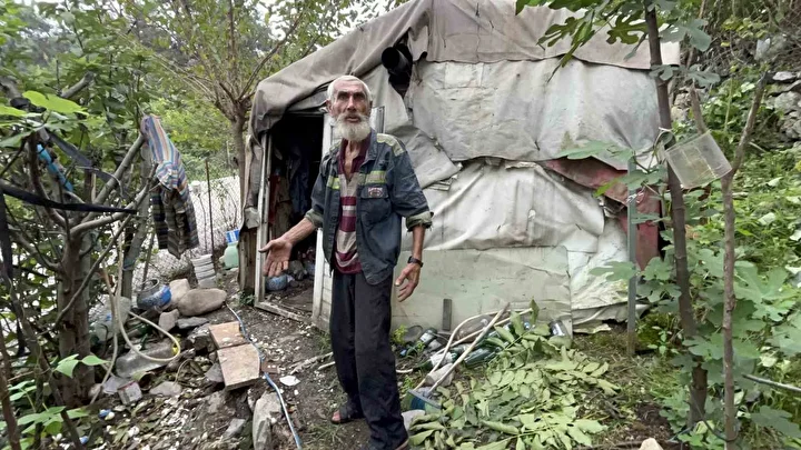 Yıllardır yalnız başına ömrünü çadırda sürdüren yaşlı adam yeni yuvası olan konteynerine kavuştu 1 yillardir yalniz basina omrunu cadirda surduren yasli adam yeni yuvasi olan konteynerine kavustu 0