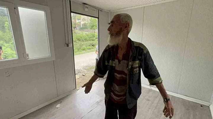 Yıllardır yalnız başına ömrünü çadırda sürdüren yaşlı adam yeni yuvası olan konteynerine kavuştu 2 yillardir yalniz basina omrunu cadirda surduren yasli adam yeni yuvasi olan konteynerine kavustu 1 BuFC73r4