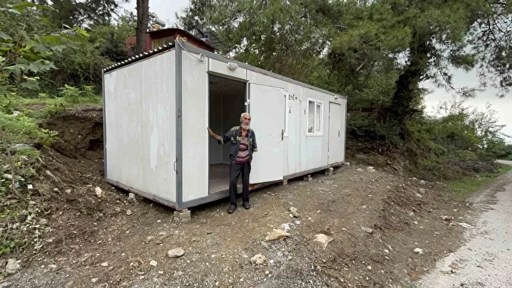 Yıllardır yalnız başına ömrünü çadırda sürdüren yaşlı adam yeni yuvası olan konteynerine kavuştu 5 yillardir yalniz basina omrunu cadirda surduren yasli adam yeni yuvasi olan konteynerine kavustu 4