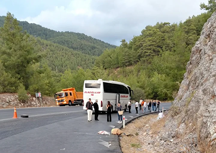 yolcu otobusuyle minibus carpisti bir kisi oldu bir kisi yaralandi 0 eWqbb9Np