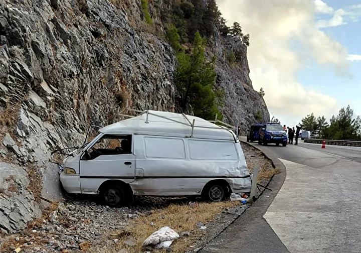 yolcu otobusuyle minibus carpisti bir kisi oldu bir kisi yaralandi 1 ETt25SyF