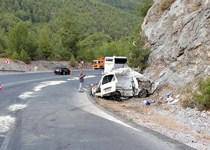 yolcu otobusuyle minibus carpisti bir kisi oldu bir kisi yaralandi 2 sNKB18C5