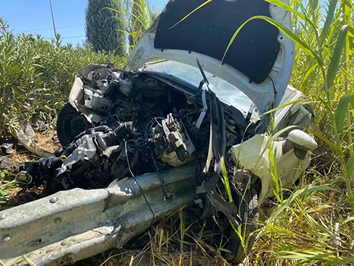 yoldan cikan arabanin motoruna demir bariyer saplandi 0 kDlUftVa