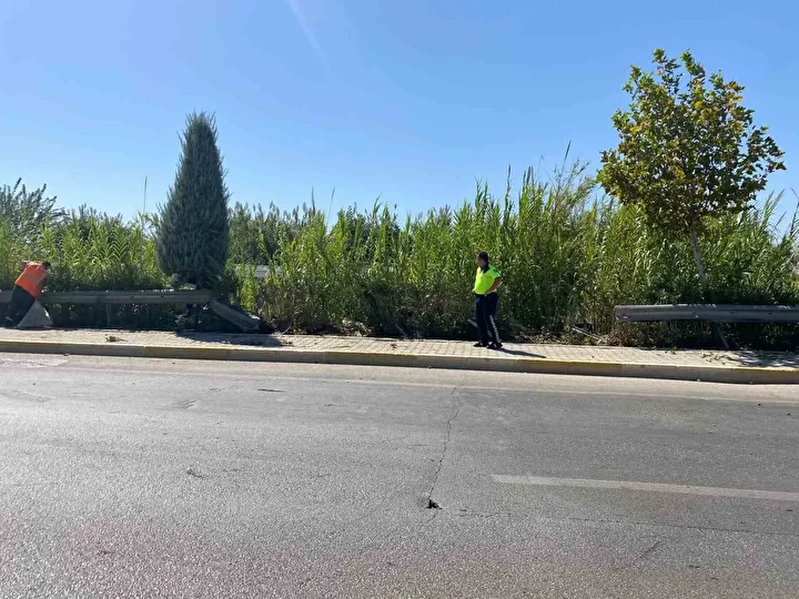 yoldan cikan arabanin motoruna demir bariyer saplandi 2 MhVfSZSJ
