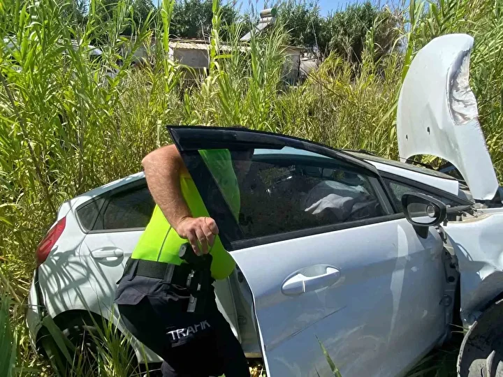 yoldan cikan arabanin motoruna demir bariyer saplandi 3 EsRDGzaa