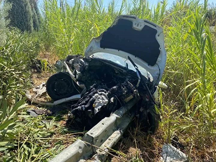 yoldan cikan arabanin motoruna demir bariyer saplandi 5 MLypzbGn