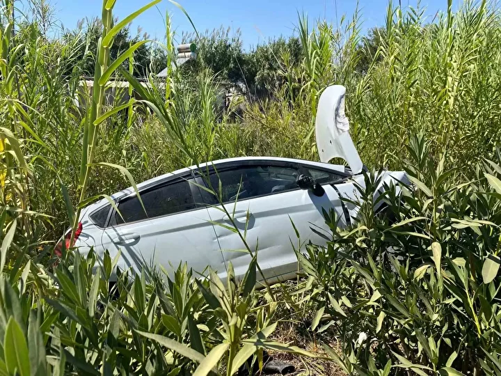 yoldan cikan arabanin motoruna demir bariyer saplandi 6 kk7NhAn1