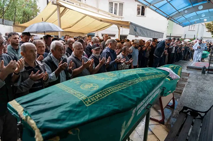 Yürek burkan veda: Manisa'daki müthiş kazada anne, baba ve 6 yaşındaki oğulları hayatını kaybetti 5 yurek burkan veda manisadaki muthis kazada anne baba ve 6 yasindaki ogullari hayatini kaybetti JRYdcZLs