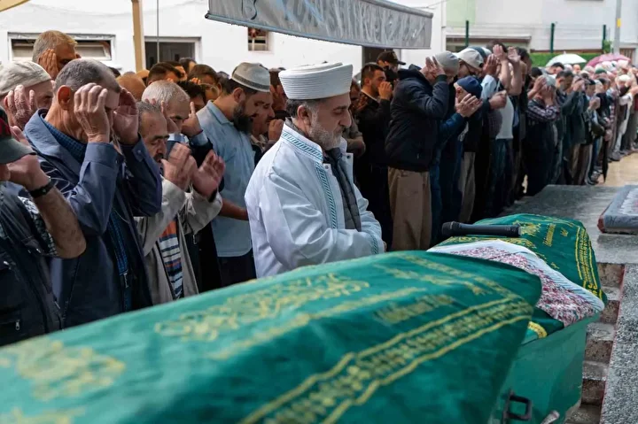 Yürek burkan veda: Manisa'daki müthiş kazada anne, baba ve 6 yaşındaki oğulları hayatını kaybetti 12 yurek burkan veda manisadaki muthis kazada anne baba ve 6 yasindaki ogullari hayatini kaybetti Lnzb8hJ1