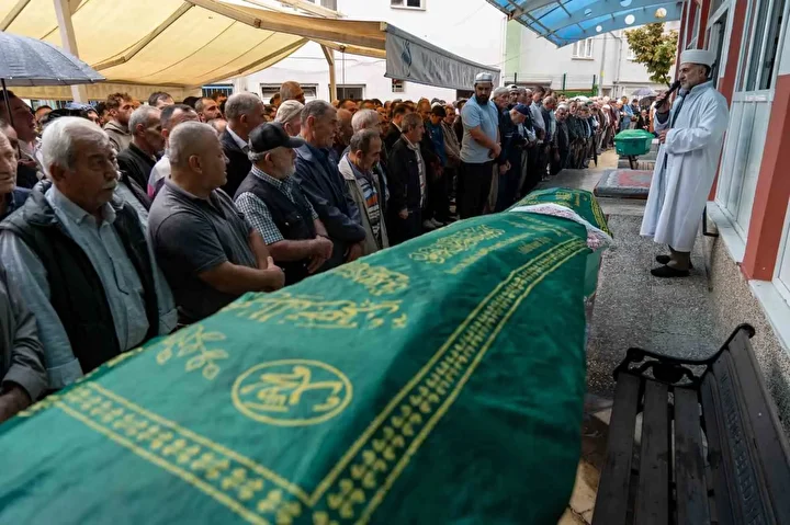 Yürek burkan veda: Manisa'daki müthiş kazada anne, baba ve 6 yaşındaki oğulları hayatını kaybetti 11 yurek burkan veda manisadaki muthis kazada anne baba ve 6 yasindaki ogullari hayatini kaybetti PTsnp8uB