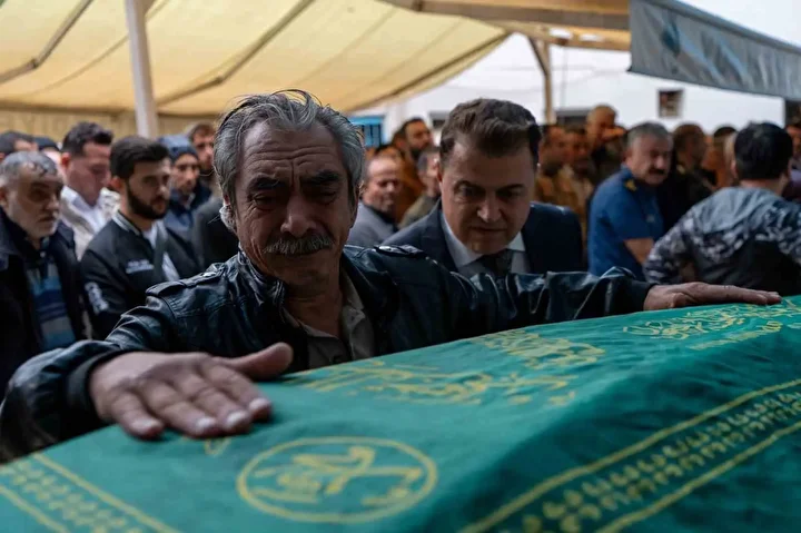 Yürek burkan veda: Manisa'daki müthiş kazada anne, baba ve 6 yaşındaki oğulları hayatını kaybetti 2 yurek burkan veda manisadaki muthis kazada anne baba ve 6 yasindaki ogullari hayatini kaybetti dqdWBPQ8