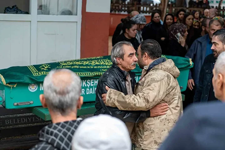 Yürek burkan veda: Manisa'daki müthiş kazada anne, baba ve 6 yaşındaki oğulları hayatını kaybetti 4 yurek burkan veda manisadaki muthis kazada anne baba ve 6 yasindaki ogullari hayatini kaybetti kiL72Ogg
