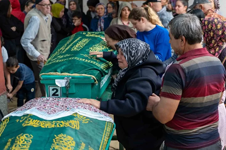 Yürek burkan veda: Manisa'daki müthiş kazada anne, baba ve 6 yaşındaki oğulları hayatını kaybetti 3 yurek burkan veda manisadaki muthis kazada anne baba ve 6 yasindaki ogullari hayatini kaybetti rWZFej7F