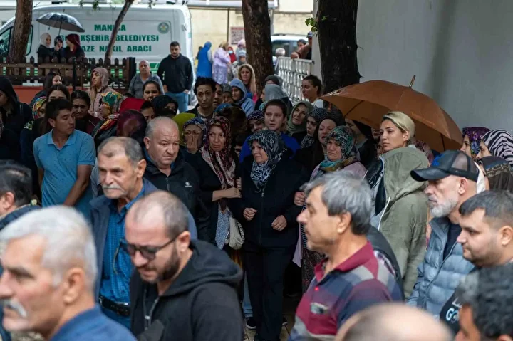 Yürek burkan veda: Manisa'daki müthiş kazada anne, baba ve 6 yaşındaki oğulları hayatını kaybetti 10 yurek burkan veda manisadaki muthis kazada anne baba ve 6 yasindaki ogullari hayatini kaybetti vTqe941g