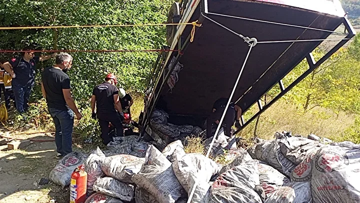 zonguldakta yardim komuru dagitilan kamyon sarampole yuvarlandi 2 meyyit 1 yarali 0 L2NE7ik8