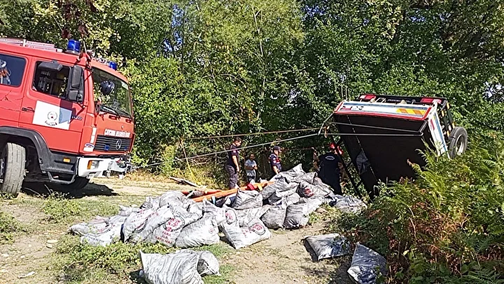 zonguldakta yardim komuru dagitilan kamyon sarampole yuvarlandi 2 meyyit 1 yarali 1 5HvtVTFr