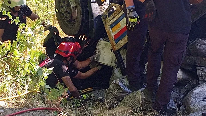 zonguldakta yardim komuru dagitilan kamyon sarampole yuvarlandi 2 meyyit 1 yarali 2 VcnpUTwh