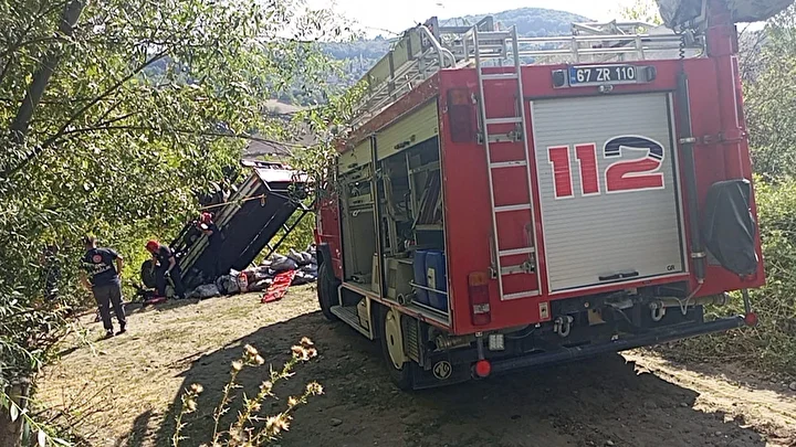 zonguldakta yardim komuru dagitilan kamyon sarampole yuvarlandi 2 meyyit 1 yarali 5