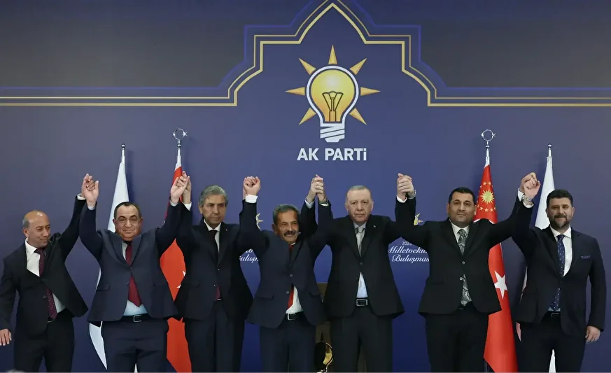 4 farkli partiden 7 belediye baskani daha ak partiye katildi rozetlerini erdogan takti 0 PjyVze99