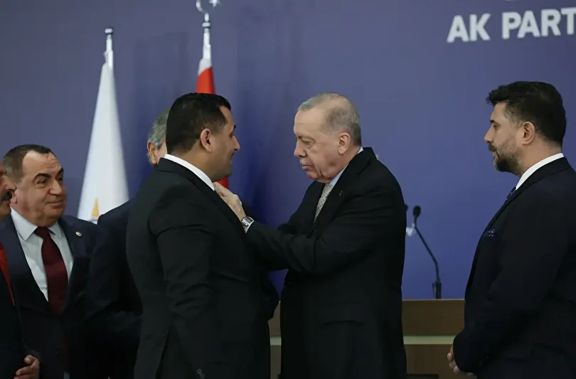 4 farkli partiden 7 belediye baskani daha ak partiye katildi rozetlerini erdogan takti 1 2LITCSuz