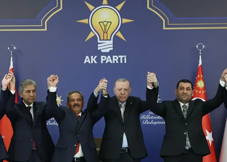 4 farkli partiden 7 belediye baskani daha ak partiye katildi rozetlerini erdogan takti 2 XOqqJWCW
