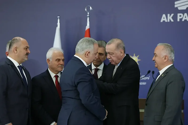 4 farkli partiden 7 belediye baskani daha ak partiye katildi rozetlerini erdogan takti 3