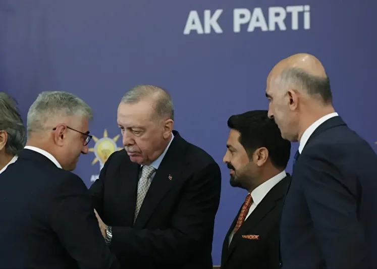 4 farkli partiden 7 belediye baskani daha ak partiye katildi rozetlerini erdogan takti 4 UyZQ94qt