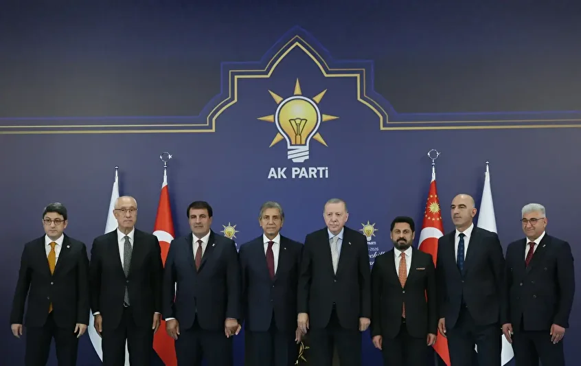 4 farkli partiden 7 belediye baskani daha ak partiye katildi rozetlerini erdogan takti 5 LNaUKlOi