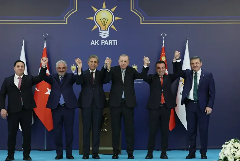 4 farkli partiden 7 belediye baskani daha ak partiye katildi rozetlerini erdogan takti 6 Zi1jjWrF