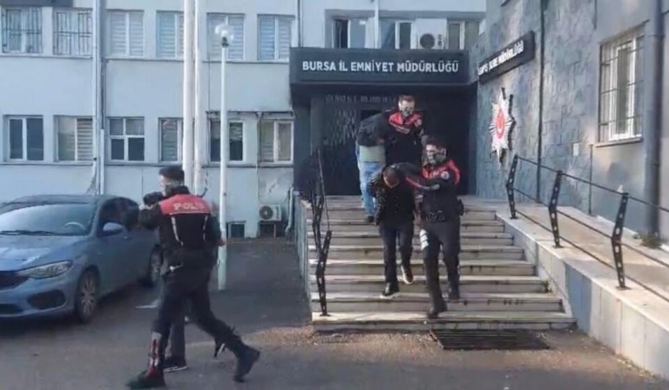 6 vilayette fuhus operasyonu 22 gozalti 23 bayan kurtarildi ME8mwY35.jpg