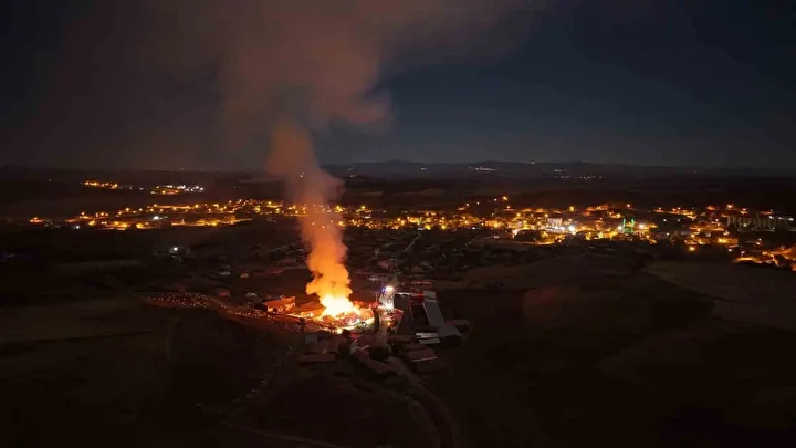 650 ton saman balyasi kundaklandi yaklasik maddi ziyan 2 milyon lira 0 OlHyXnuM