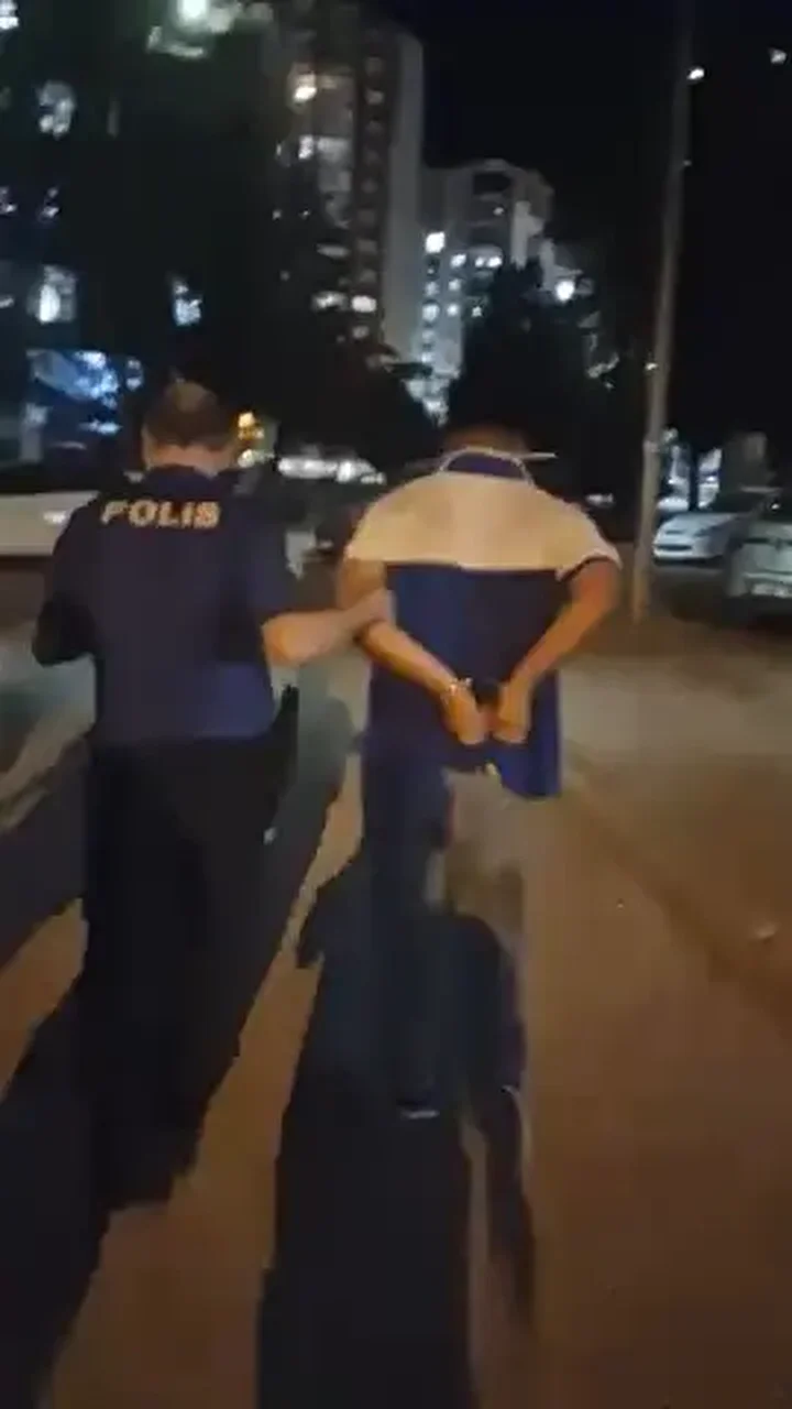 Adana'da enteresan olay: Pastaneye pimi çekilmemiş el bombası attı 3 adanada enteresan olay pastaneye pimi cekilmemis el bombasi atti 2 MyNROUN5