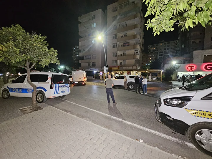 Adana'da enteresan olay: Pastaneye pimi çekilmemiş el bombası attı 5 adanada enteresan olay pastaneye pimi cekilmemis el bombasi atti 4 e1kT51pt