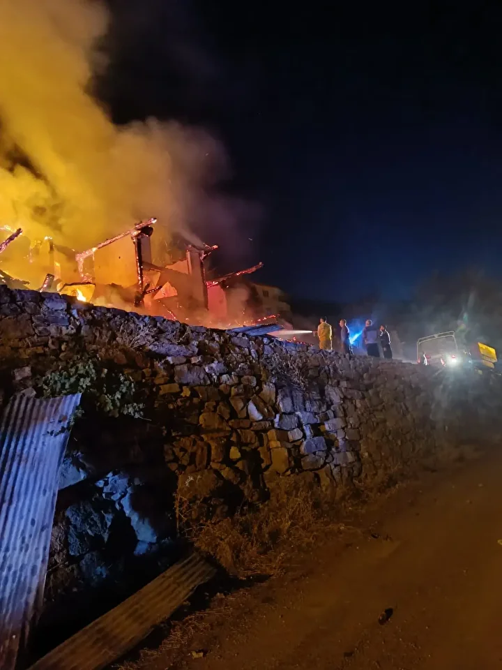 Adana'da yangın nedeniyle çöken konuttaki 2 kişi hayatını kaybetti 1 adanada yangin nedeniyle coken konuttaki 2 kisi hayatini kaybetti 0 4v8W1I6X