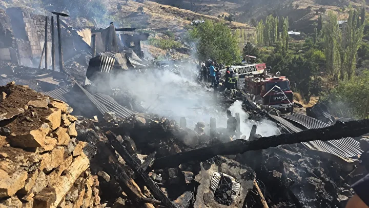 Adana'da yangın nedeniyle çöken konuttaki 2 kişi hayatını kaybetti 2 adanada yangin nedeniyle coken konuttaki 2 kisi hayatini kaybetti 1 wVYCTMJT