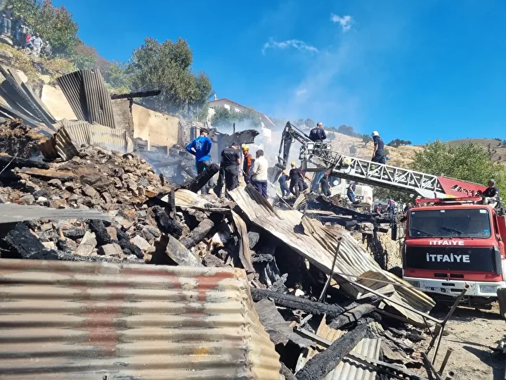 Adana'da yangın nedeniyle çöken konuttaki 2 kişi hayatını kaybetti 3 adanada yangin nedeniyle coken konuttaki 2 kisi hayatini kaybetti 2 RuiugEF8
