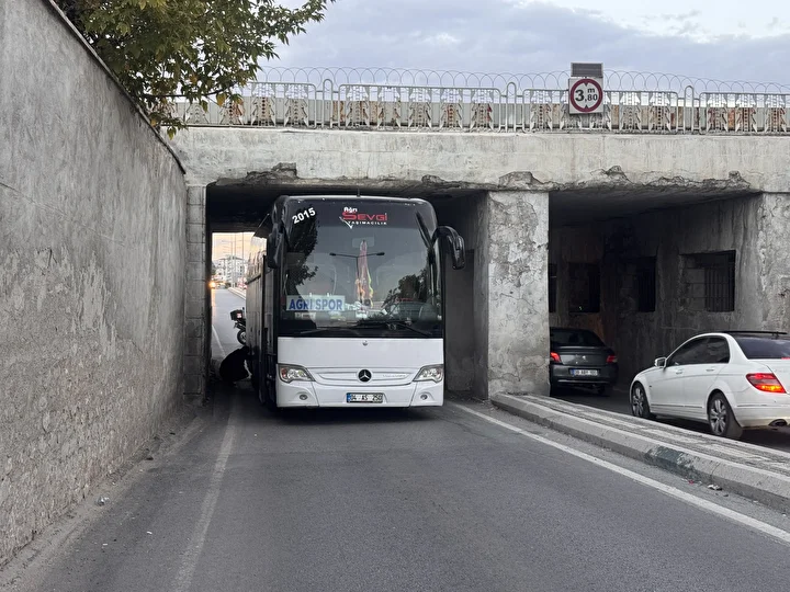 Ağrı 1970 SK kadro otobüsü Kayseri'de alt geçitte sıkıştı 1 agri 1970 sk kadro otobusu kayseride alt gecitte sikisti 0