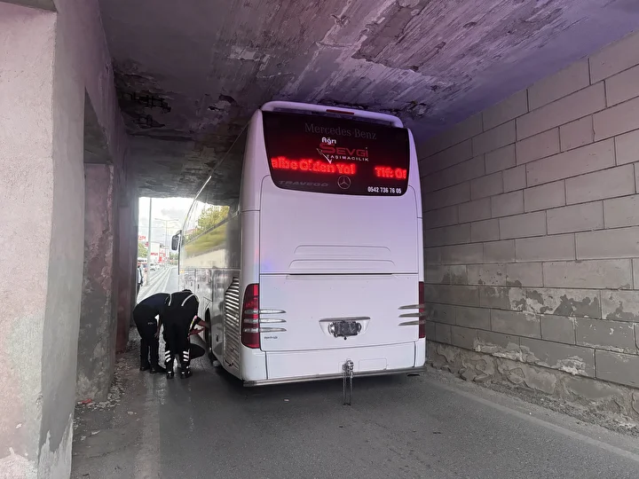 Ağrı 1970 SK kadro otobüsü Kayseri'de alt geçitte sıkıştı 2 agri 1970 sk kadro otobusu kayseride alt gecitte sikisti 1 NOwthYL7
