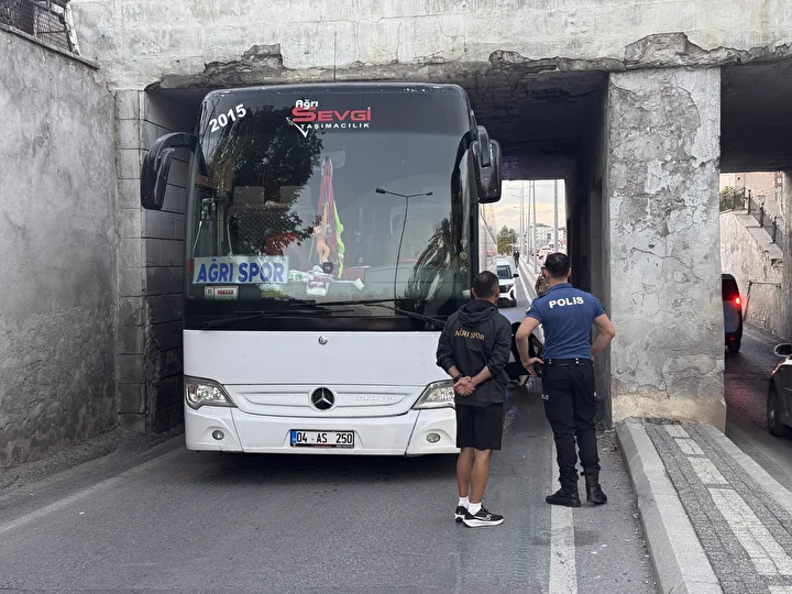 Ağrı 1970 SK kadro otobüsü Kayseri'de alt geçitte sıkıştı 3 agri 1970 sk kadro otobusu kayseride alt gecitte sikisti 2 ehfWvtUt