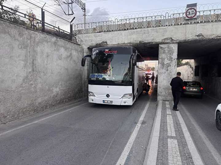 Ağrı 1970 SK kadro otobüsü Kayseri'de alt geçitte sıkıştı 4 agri 1970 sk kadro otobusu kayseride alt gecitte sikisti 3