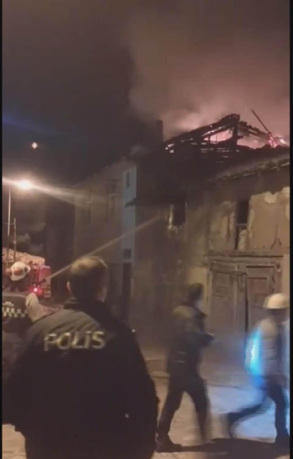 Amasya'daki yangında 2 konut kül oldu 2 amasyadaki yanginda 2 konut kul oldu 1