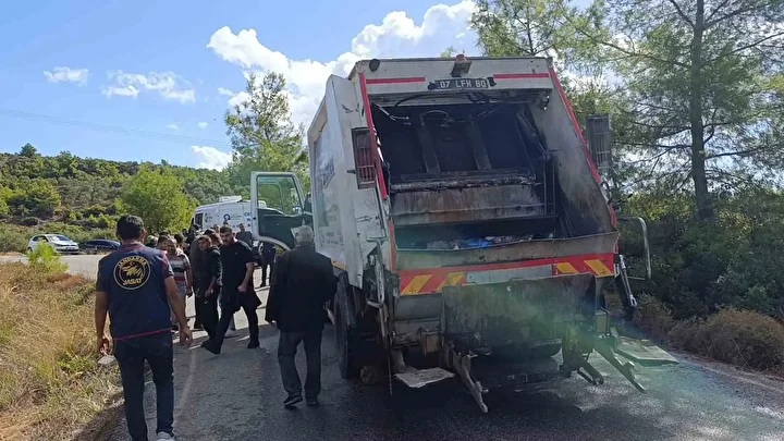 Antalya’da çöp kamyonunda vahim cinayet: Mesai arkadaşını boğazından bıçaklayarak öldürdü 1 antalyada cop kamyonunda vahim cinayet mesai arkadasini bogazindan bicaklayarak oldurdu 0 1V4wYHrB