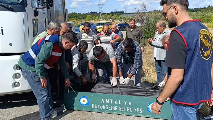 Antalya’da çöp kamyonunda vahim cinayet: Mesai arkadaşını boğazından bıçaklayarak öldürdü 4 antalyada cop kamyonunda vahim cinayet mesai arkadasini bogazindan bicaklayarak oldurdu 3 GdvTtXGk