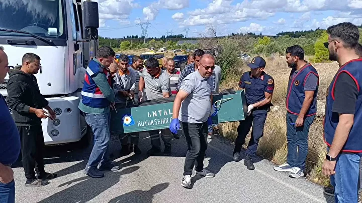 Antalya’da çöp kamyonunda vahim cinayet: Mesai arkadaşını boğazından bıçaklayarak öldürdü 5 antalyada cop kamyonunda vahim cinayet mesai arkadasini bogazindan bicaklayarak oldurdu 4