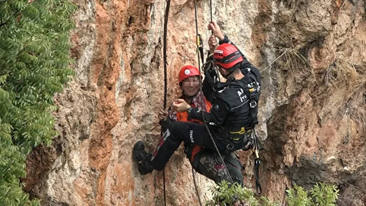 Antalya'da garip olay: Mahsur kaldığı falezlerden kurtarıldı, gazetecilere saldırdı 3 antalyada garip olay mahsur kaldigi falezlerden kurtarildi gazetecilere saldirdi 2 OjE6ATTI