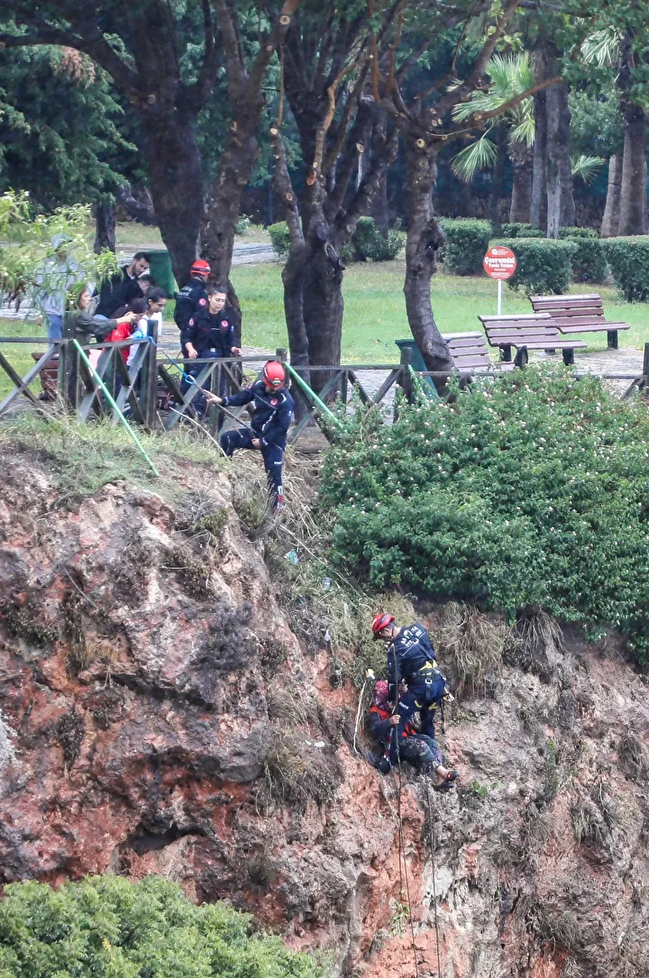 Antalya'da garip olay: Mahsur kaldığı falezlerden kurtarıldı, gazetecilere saldırdı 6 antalyada garip olay mahsur kaldigi falezlerden kurtarildi gazetecilere saldirdi 5