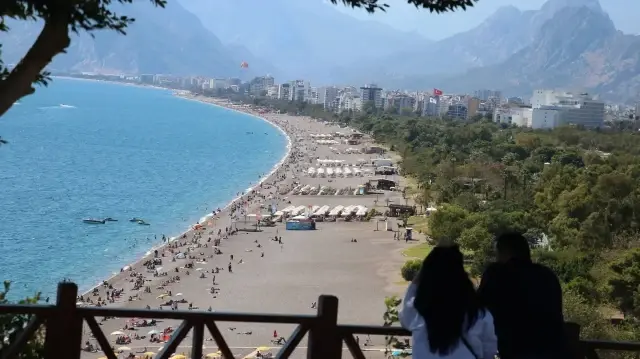 antalyada yazdan kalma gunler kiyilarda yogunluk yasaniyor 1OyGaihQ.webp