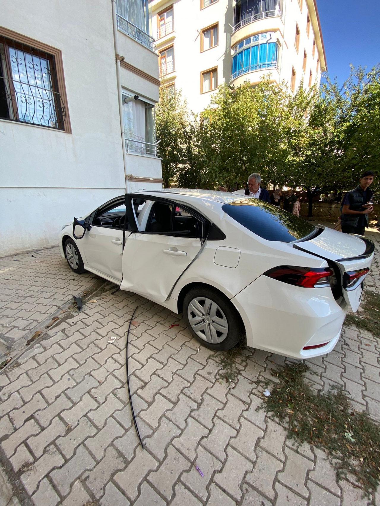 Arabada çakmak gazı tüpü patladı: 1 çocuk yaralı 1 arabada cakmak gazi tupu patladi 1 cocuk yarali 0 1l81FReO