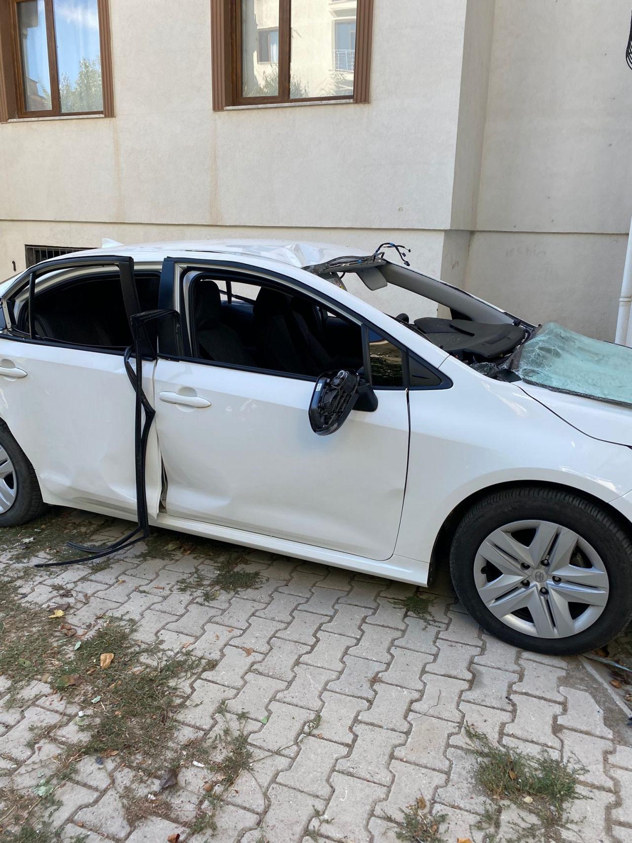 Arabada çakmak gazı tüpü patladı: 1 çocuk yaralı 2 arabada cakmak gazi tupu patladi 1 cocuk yarali 1 baVXNNKB